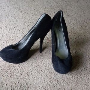 Qupid Size 9 Black suede heels